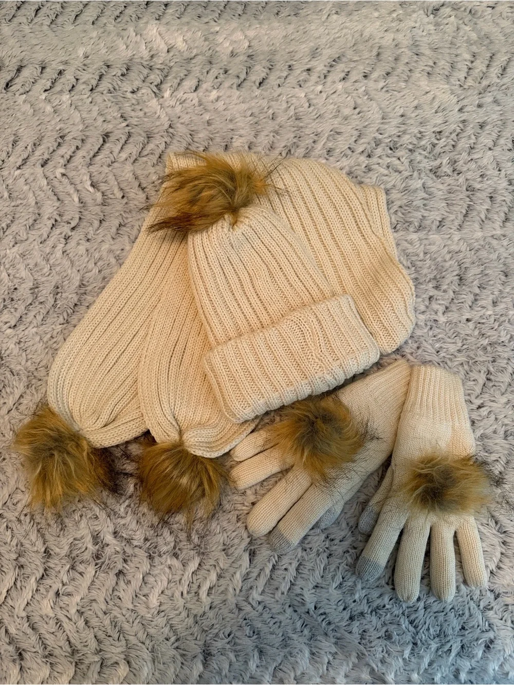 Cozy Cream youth Hat Mittens & Scarf Set with Faux Fur Pom NWOT